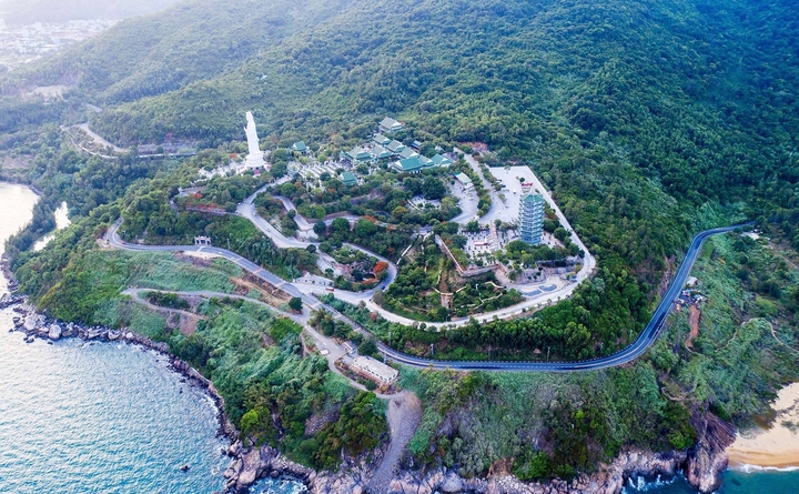 Giá tour nửa ngày hoặc 1 ngày tham quan chùa Linh Ứng (thường kết hợp bán đảo Sơn Trà, Ngũ Hành Sơn, Hội An) dao động khoảng 400.000 - 800.000 đồng/người. Nếu đi tour viếng 3 chùa Linh Ứng, mức giá có thể từ 1,5 triệu đồng khách. (Ảnh: Danangfantasticity)