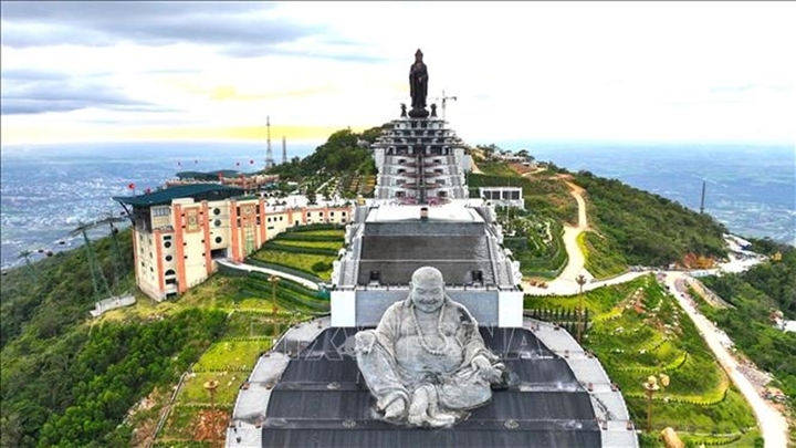 Núi Bà Đen (Tây Ninh) là trung tâm du xuân tâm linh lớn của khu vực phía Nam, thu hút đông đảo du khách dịp Tết. (Ảnh: TTXVN)