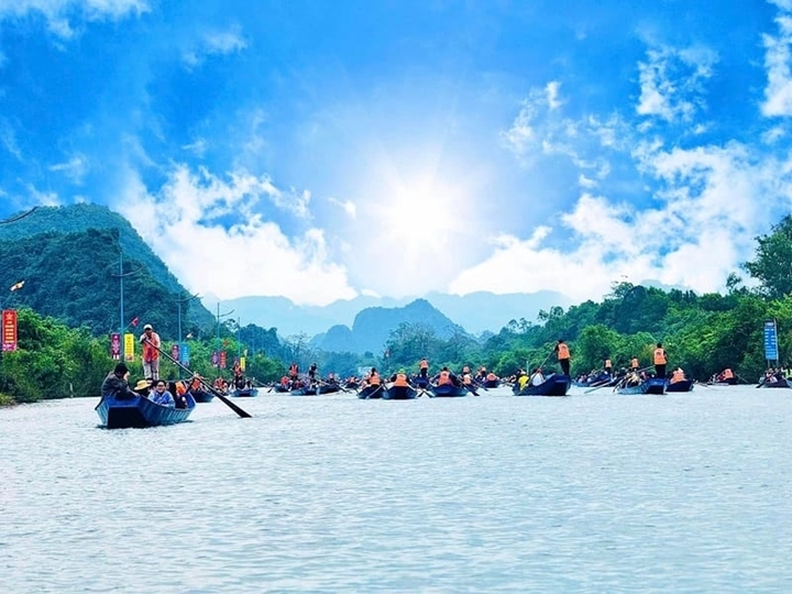 Giá tour Hà Nội - Chùa Hương 1 ngày đầu năm 2026 dao động khoảng 790.000 - 1,2 triệu đồng/người, tùy thuộc vào chất lượng dịch vụ và thời điểm khởi hành. (Ảnh: Thesinhtour)