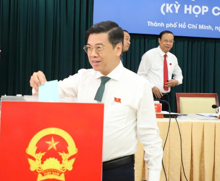 Ông Nguyễn Văn Dũng bỏ phiếu tại kỳ họp sáng 6/2.