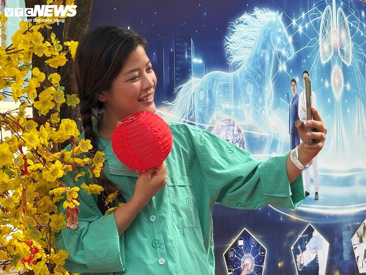 Một nữ bệnh nhân vui vẻ lưu lại khoảnh khắc cuối năm dù còn khoác trên mình chiếc áo bệnh nhân.