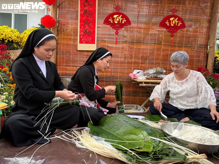 Dù không được về quê đón Tết, sum vầy bên gia đình nhưng người bệnh vẫn có cơ hội trải nghiệm gói bánh chưng, bánh tét - hoạt động không thể thiếu trong Tết cổ truyền của người Việt.