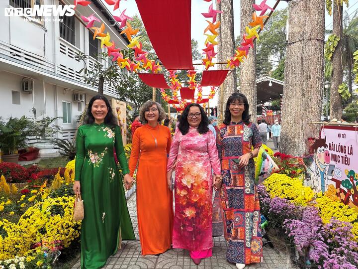 Đường hoa xuân được thiết kế trải dài trong khuôn viên Bệnh viện Chợ Rẫy. Trong đó, 71 khoa phòng đã cùng chung tay tạo nên 15 cụm tiểu cảnh với các loại hình trang trí đặc sắc, tạo không khí vui tươi đón năm mới Bính Ngọ 2026.