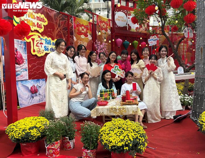 Đường hoa năm nay được cán bộ, nhân viên y tế của bệnh viện thực hiện chu đáo, đầu tư trước với nhiều hoạt động phong phú góp phần giúp cho người bệnh và thân nhân đón Tết ấm no, hạnh phúc sau những muộn phiền, lo toan cuộc sống. Dịp này, Bệnh viện Chợ Rẫy cũng tặng các phần quà ý nghĩa đến các bệnh nhân có hoàn cảnh khó khăn.