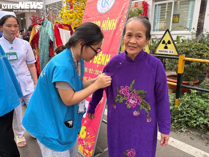 Đường hoa xuân năm nay còn có khu vực cho thuê áo dài và chụp ảnh miễn phí. Khách tham quan sẽ được tuỳ chọn áo dài, chụp ảnh ở các tiểu cảnh trang trí, sau 30 phút ảnh sẽ được in ra và trao đến tay từng người.