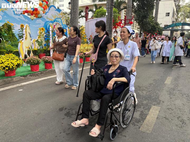 Bà Đặng Thị Minh (77 tuổi, ngụ TP.HCM) đã hơn 10 năm sống chung với căn bệnh ung thư vú. Chừng ấy năm điều trị bệnh tại Bệnh viện Chợ Rẫy, năm nào bà cũng ghé thăm Đường hoa xuân. Đối với bà Minh và nhiều bệnh nhân khác, đây chính là niềm vui, phần nào tiếp thêm tinh thần để chiến đấu với bệnh tật.