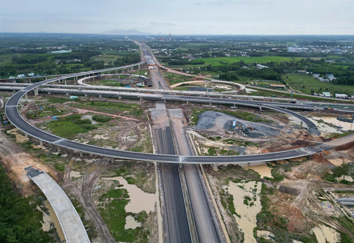 Ngoài các tuyến metro, TP.HCM và Đồng Nai đang cấp tập đầu tư nhiều dự án đường bộ nối 2 địa phương và sân bay Long Thành.