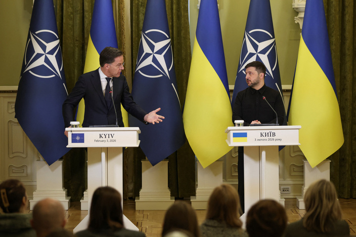 Tổng thống Ukraine Volodymyr Zelensky và Tổng Thư ký NATO Mark Rutte dự họp báo chung, ngày 3/2/2026. (Ảnh: Reuters/Anatolii Stepanov)