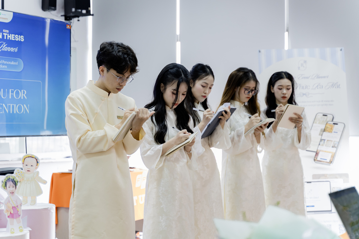 Nhóm sinh viên khóa K17, chuyên ngành Digital Marketing của Trường Đại học FPT xây dựng La Rose Planner.