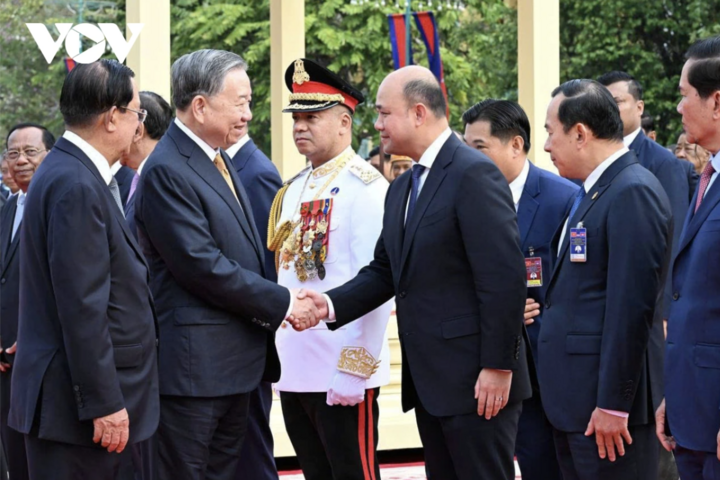 Samdech Techo Hun Sen và Tổng Bí thư Tô Lâm cùng nhau giới thiệu lãnh đạo các bộ, ngành hai nước có mặt tại lễ đón.