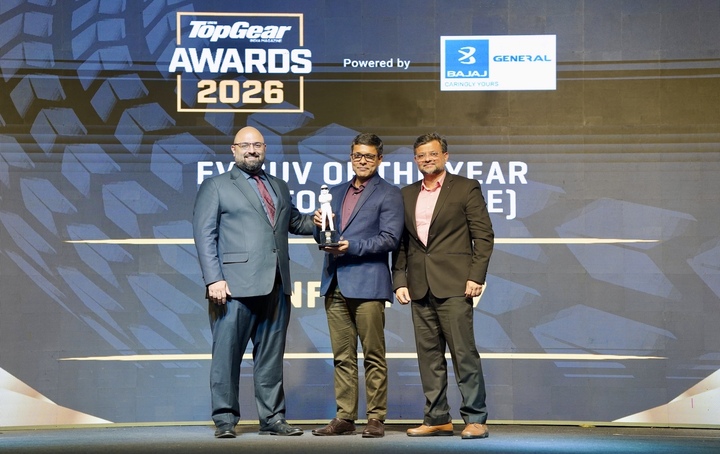 Ông Tapan Ghosh (giữa), CEO VinFast Ấn Độ, nhận giải từ ban tổ chức BBC TopGear India Awards 2026.