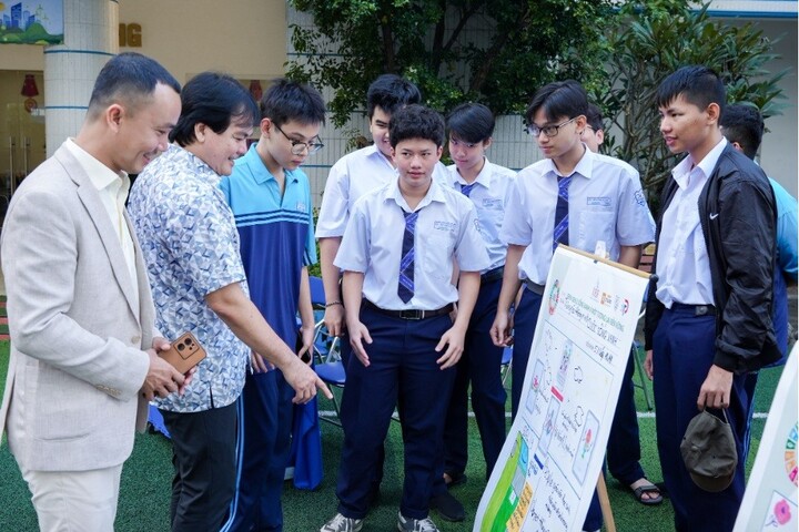 Cán bộ, công chức, giáo viên, người lao động trực thuộc Sở GD&ĐT TP.HCM được chi quà Tết 2 triệu đồng/người. (Ảnh minh họa)