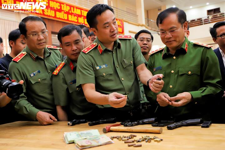 Mặc dù thông tin đặc điểm nhận dạng đối tượng hạn chế, phương thức, thủ đoạn hoạt động phạm tội và đối phó với Cơ quan điều tra của 2 tên này rất tinh vi nhưng với tinh thần trách nhiệm, không ngại khó khăn, vất vả, nguy hiểm, ngày 5/2, Công an các đơn vị, địa phương đã phối hợp điều tra, làm rõ, bắt giữ 2 kẻ gây án, thu giữ nhiều vật chứng của vụ án: 4 khẩu súng (loại súng ngắn, chưa xác định chủng loại; 46 viên đạn, khoảng 1kg đạn chì); khoảng 930 triệu đồng tiền mặt, 2 nhẫn vàng và nhiều đồ vật, tài liệu khác có liên quan.