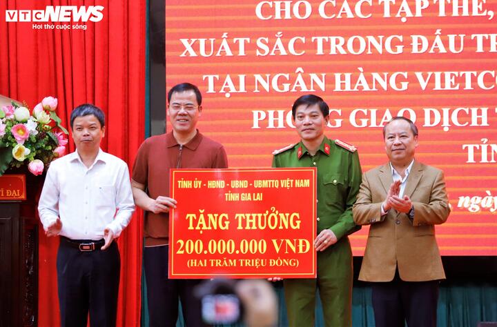 Đồng thời, UBND tỉnh Gia Lai cũng đã khen thưởng, biểu dương các tập thể, cá nhân trong lực lượng Công an tỉnh vì có thành tích xuất sắc trong đấu tranh chuyên án.