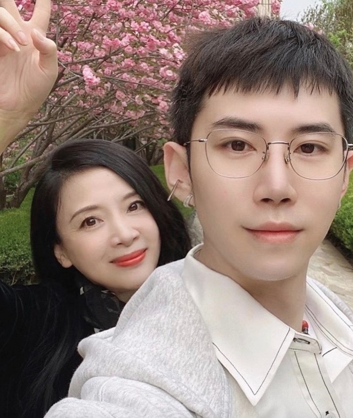 Diêu Gia trẻ trung bên con trai.