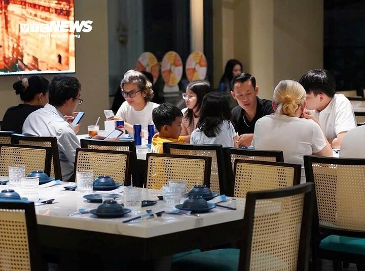 Số lượng khách đặt bàn tiệc tại các nhà hàng tăng cao. (Ảnh: Đại Việt)