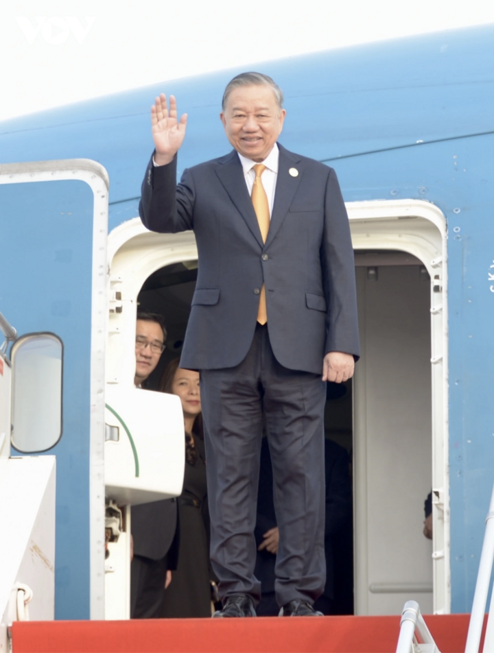 Tổng Bí thư Tô Lâm cùng đoàn đại biểu cấp cao tới sân bay quốc tế Techo (Phnom Penh).