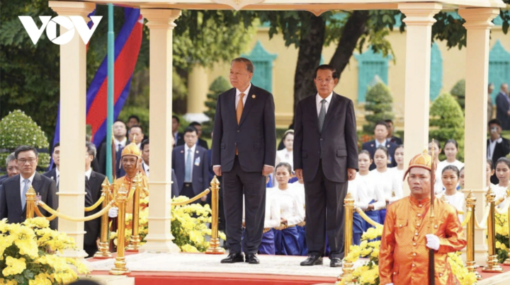 Samdech Techo Hun Sen nồng nhiệt chào đón và mời Tổng Bí thư Tô Lâm bước lên bục danh dự.
