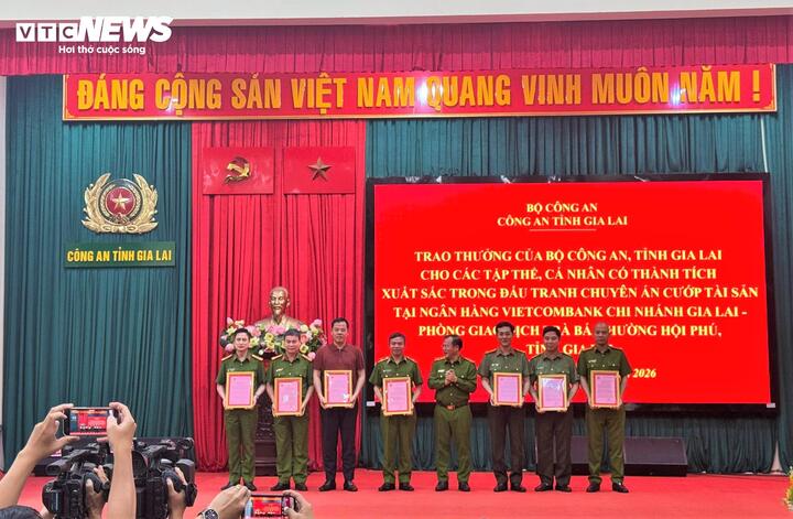 Bộ Công an khen thưởng các tập thể, cá nhân có thành tích xuất sắc khi phá thành công chuyên án cướp ngân hàng tại Gia Lai.