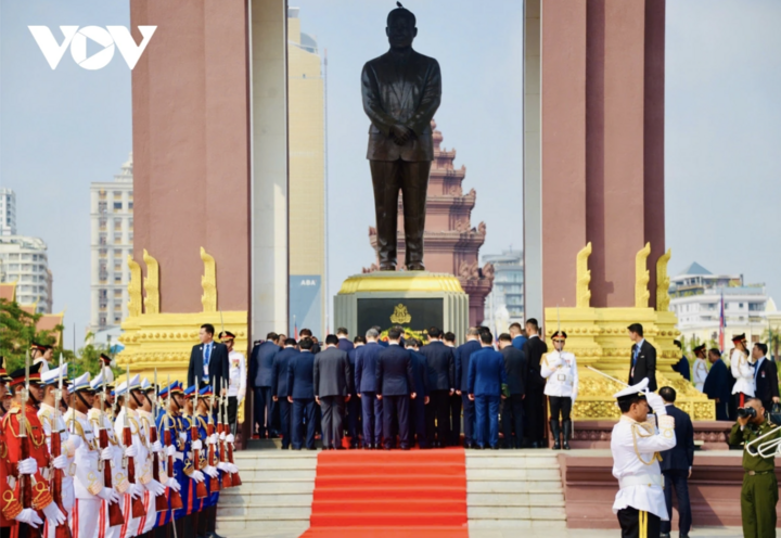 Tổng Bí thư Tô Lâm cùng đoàn công tác đặt hoa tại Tượng đài cố Quốc vương Norodom Sihanouk