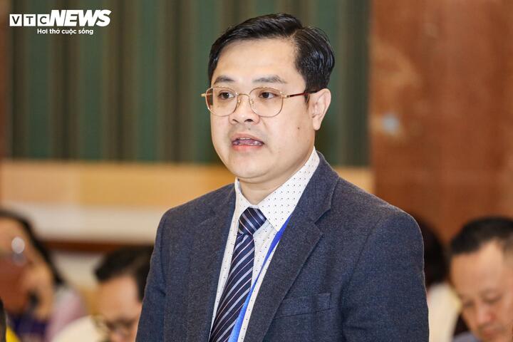 GS. TS Nguyễn Quang Phước, kiều bào Hàn Quốc, Chủ tịch Mạng lưới Đổi mới sáng tạo Việt Nam tại Hàn Quốc trao đổi giải pháp ứng dụng AI trong lĩnh vực máy bay không người lái, y tế và nông nghiệp.