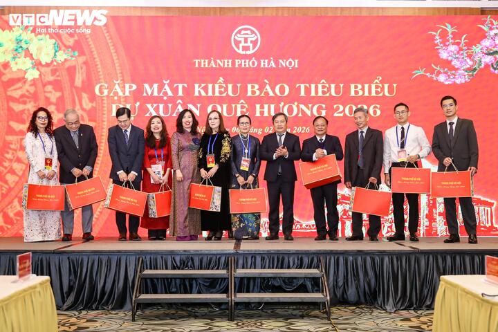 Lãnh đạo UBND Thành phố tặng quà kiều bào.