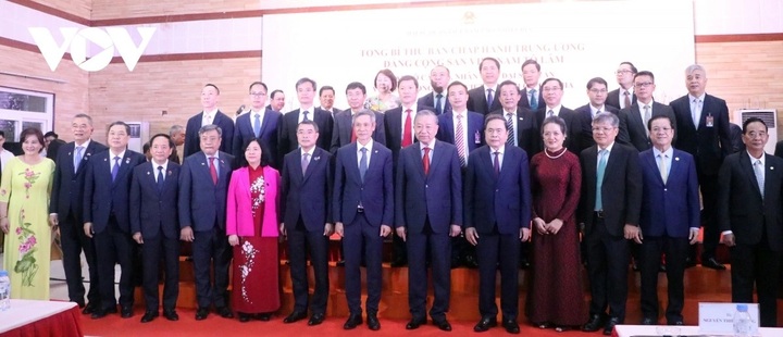 Tổng Bí thư Tô Lâm chụp ảnh lưu niệm cùng bà con cộng đồng người Việt tại Campuchia