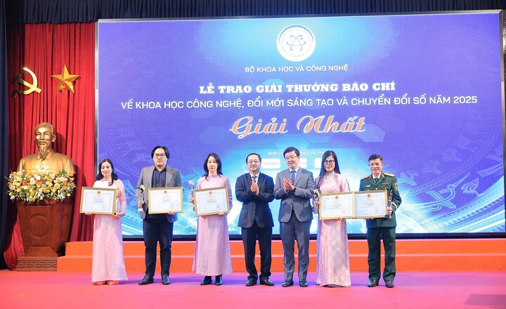 Phó Trưởng Ban Tuyên giáo và Dân vận Trung ương Huỳnh Thành Đạt và Thứ trưởng KH&CN Bùi Hoàng Phương trao giải Nhất cho các tác giả. (Ảnh: Bộ KH&CN)