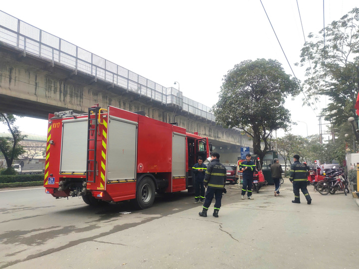 Lực lượng cảnh sát chữa cháy nhanh chóng có mặt dập tắt vụ hỏa hoạn.