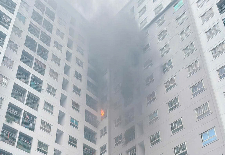 Đám cháy tại tầng 9 toà chung cư.