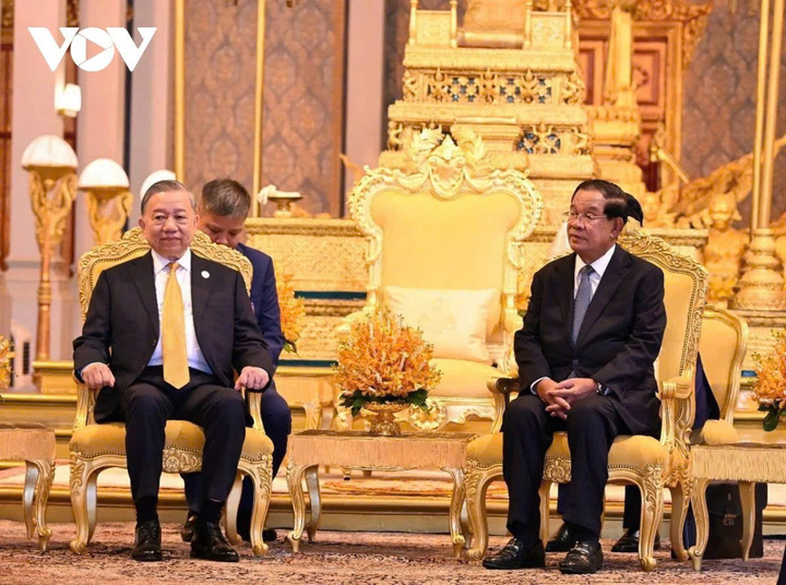 Samdech Techo Hun Sen nhiệt liệt chào mừng và đánh giá cao Tổng Bí thư Tô Lâm dẫn đầu đoàn đại biểu cấp cao Việt Nam thăm cấp Nhà nước tới Campuchia.