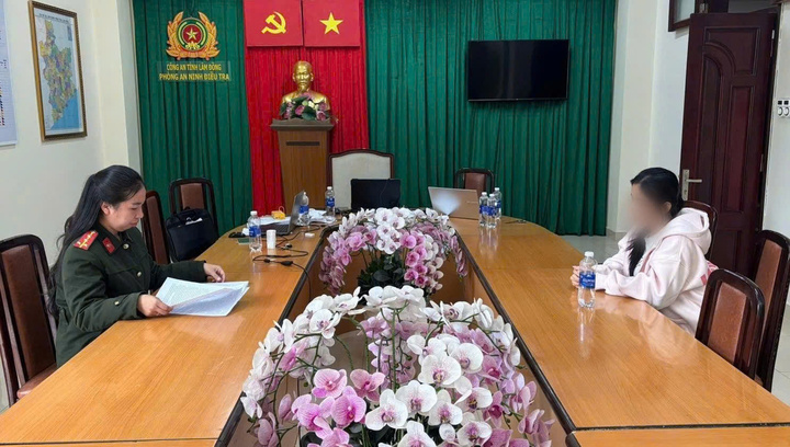 Công an tỉnh Lâm Đồng làm việc với L. Ảnh: Công an cung cấp