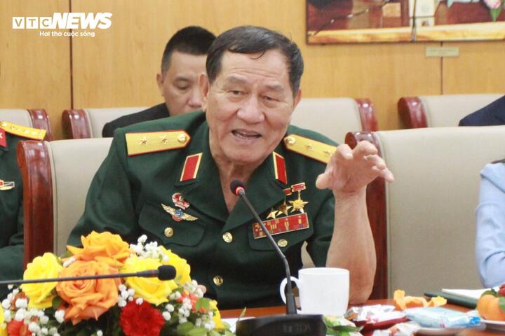 Trung tướng Phạm Tuân chia sẻ tại cuộc gặp.