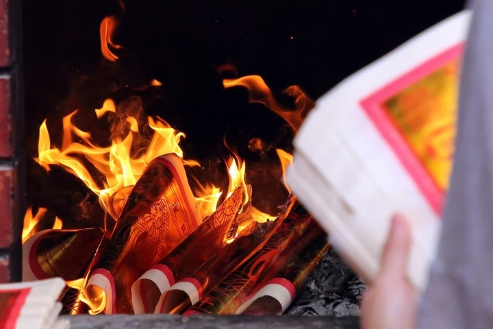 Những vật phẩm cúng bằng giấy in đã được sử dụng trong thờ cúng tại gia hoặc đốt trong các nghi lễ từ thời nhà Đường. (Ảnh: Getty Images)