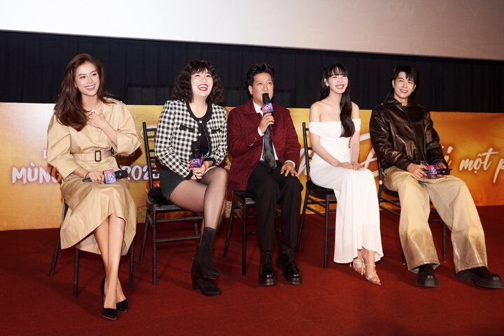 "Nhà ba tôi một phòng" là dự án gia nhập đường đua phim Tết Bính Ngọ do Trường Giang đạo diễn . Nguyễn Đình Như Vân gây chú ý khi là nàng hậu duy nhất tham gia bộ phim này.