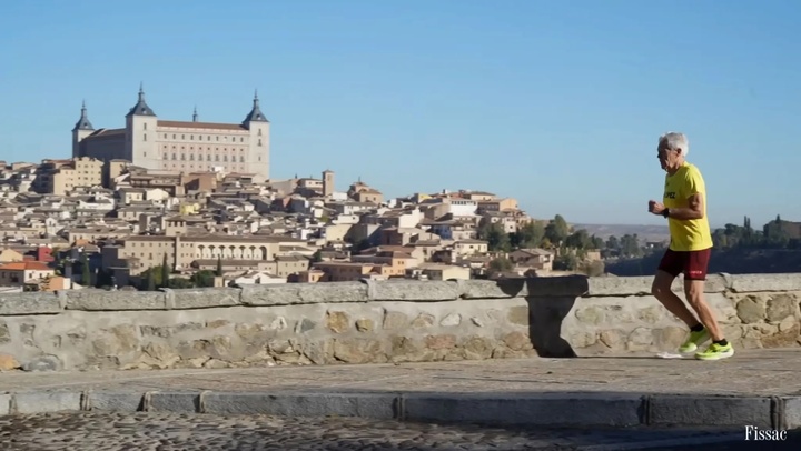 López García tham gia cuộc đua đầu tiên của mình ở tuổi 70. (Ảnh: FISSAC/Youtube)