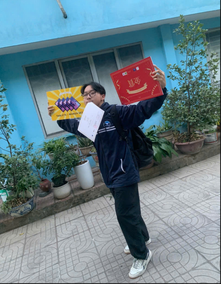 Tiến Đoàn vui mừng cầm trên tay chứng chỉ Nhật JLPT N1 180/180.