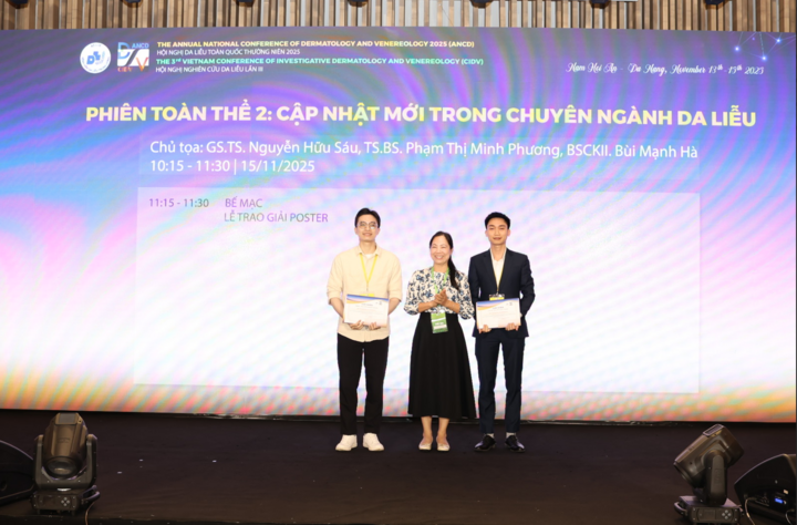 Mạnh Hùng (trái, ngoài cùng) nhận giải thưởng tại một hội thảo chuyên ngành Da liễu, hồi tháng 11/2025.