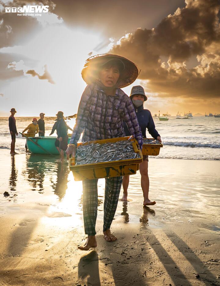 Khi mặt trời lên, nhiều người dân nơi đây lại tất tả mưu sinh trong niềm vui khi thuyền đầy ắp tôm cá.