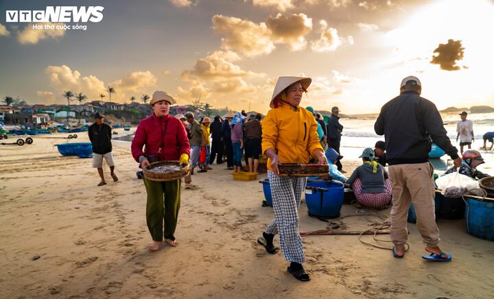 Những người phụ nữ làng chài khi chốt được giá "hời" với khoang thuyền thúng đầy cá.