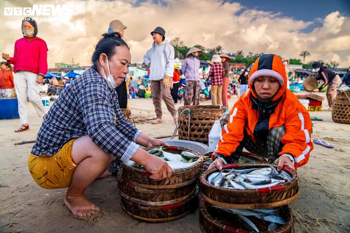 Người mua người bán giữa bãi cát, bàn bạc giá cả bằng giọng nói đặc trưng của người dân xứ Nẫu.