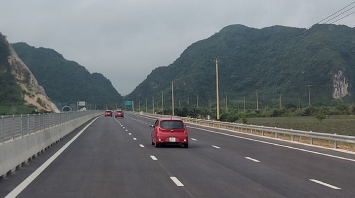 Phương tiện lưu thông trên tuyến cao tốc Mai Sơn-Quốc lộ 45. (Ảnh: Việt Hùng/Vietnam+)