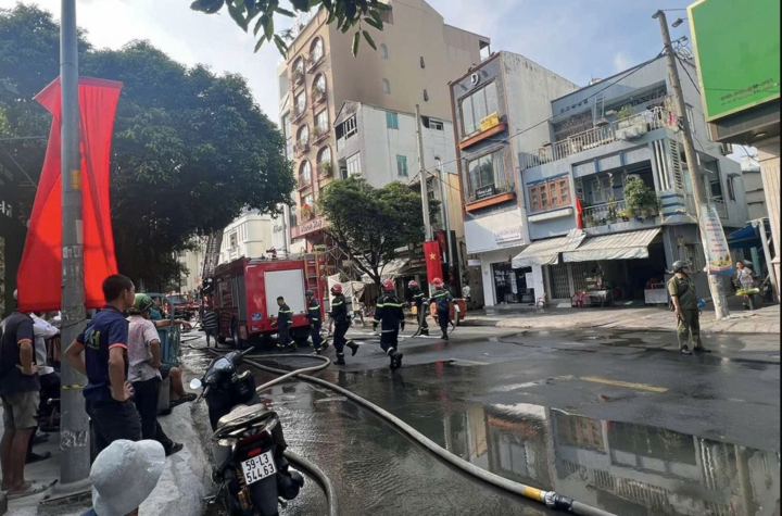 Nhiều xe chữa cháy được điều động.