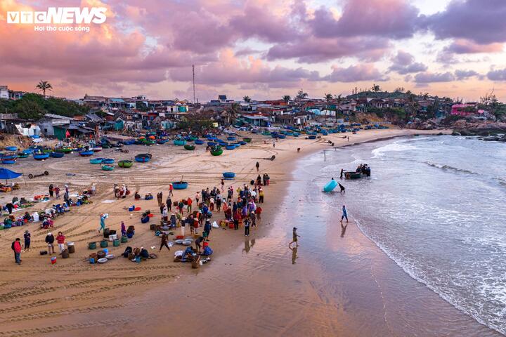 Chợ cá, làng chài Xuân Thạnh hồi sinh trở về với nét bình yên vốn có lâu đời, một không gian không có tiếng còi xe, chỉ có tiếng sóng vỗ rì rào hòa cùng tiếng cười nói xôn xao.