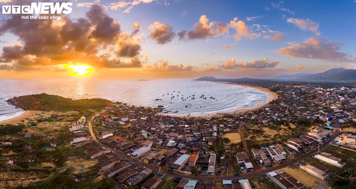 Khi mặt trời lên cao, những phiên chợ cá cũng tan, những con thuyền nằm phơi mình dưới nắng, chuẩn bị cho chuyến hành trình mưu sinh mới.