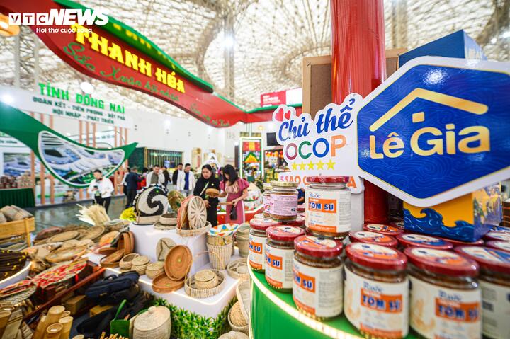 Hàng OCOP hút khách nhờ bán đúng giá, minh bạch. (Ảnh: Viên Minh)