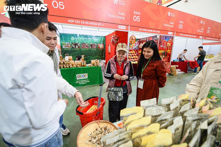 Các doanh nghiệp thực hiện cam kết sản phẩm bảo đảm chất lượng, bán đúng giá tại Hội chợ Mùa Xuân 2026. (Ảnh: Viên Minh)