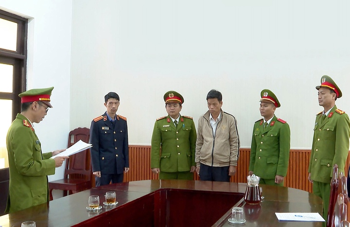 Cán bộ Cơ quan Cảnh sát điều tra và kiểm sát viên đang thi hành các quyết định khởi tố và lệnh bắt tạm giam đối với Nguyễn Đình Phương.