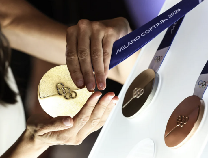 Huy chương của Thế vận hội Mùa đông 2026 trong lễ công bố tại Venice. (Nguồn: CNN)