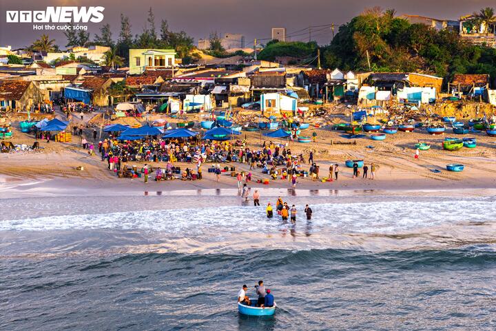 ​Cảnh tượng đầu tiên cảm nhận khi đặt chân đến các làng chài Xuân Thạnh là sự hồi sinh bên những ngôi nhà đổ nát sau trận bão lịch sử hồi tháng 11/2025. Cuộc sống của người dân bên chân sóng vẫn mộc mạc, hối hả, mang đậm nét đặc trưng của các làng chài xứ biển.